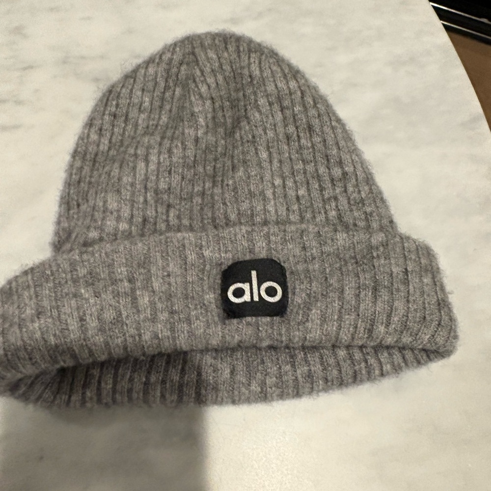 alo Cashmere Beanie